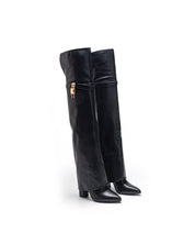 Beigefarbene hohe Stiefel mit Blockabsatz