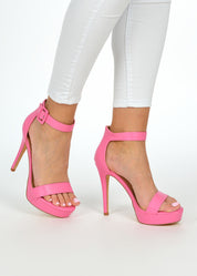 Pink sandale na tanku petu
