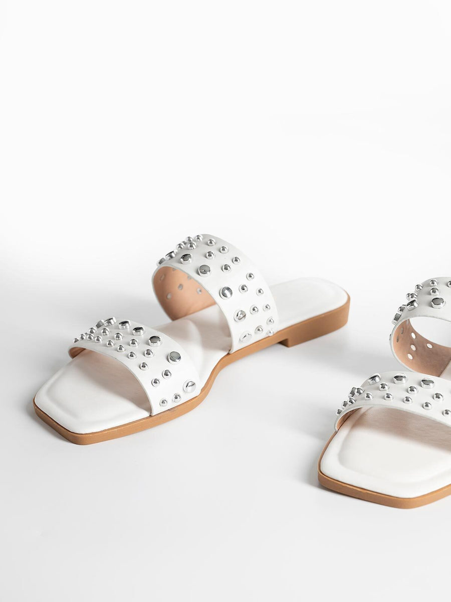 White flat slippers