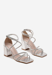 Silberne Sandalen mit Blockabsatz