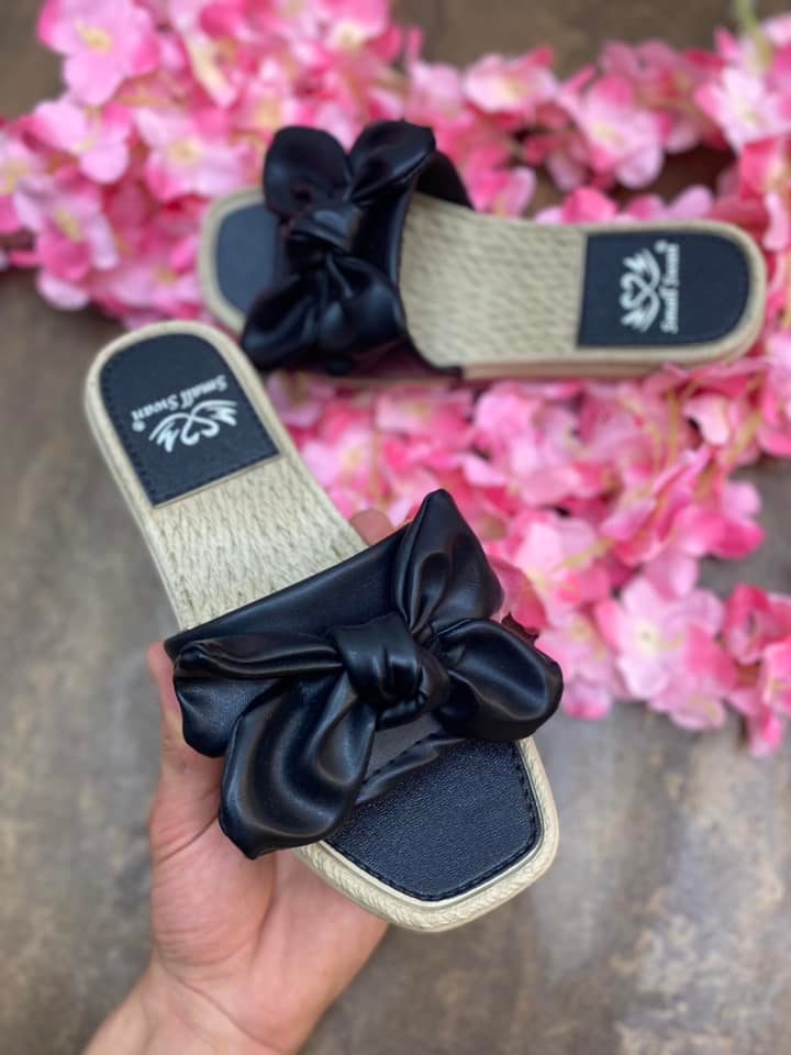 Black flat slippers