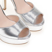 Silver sandale na tanku petu