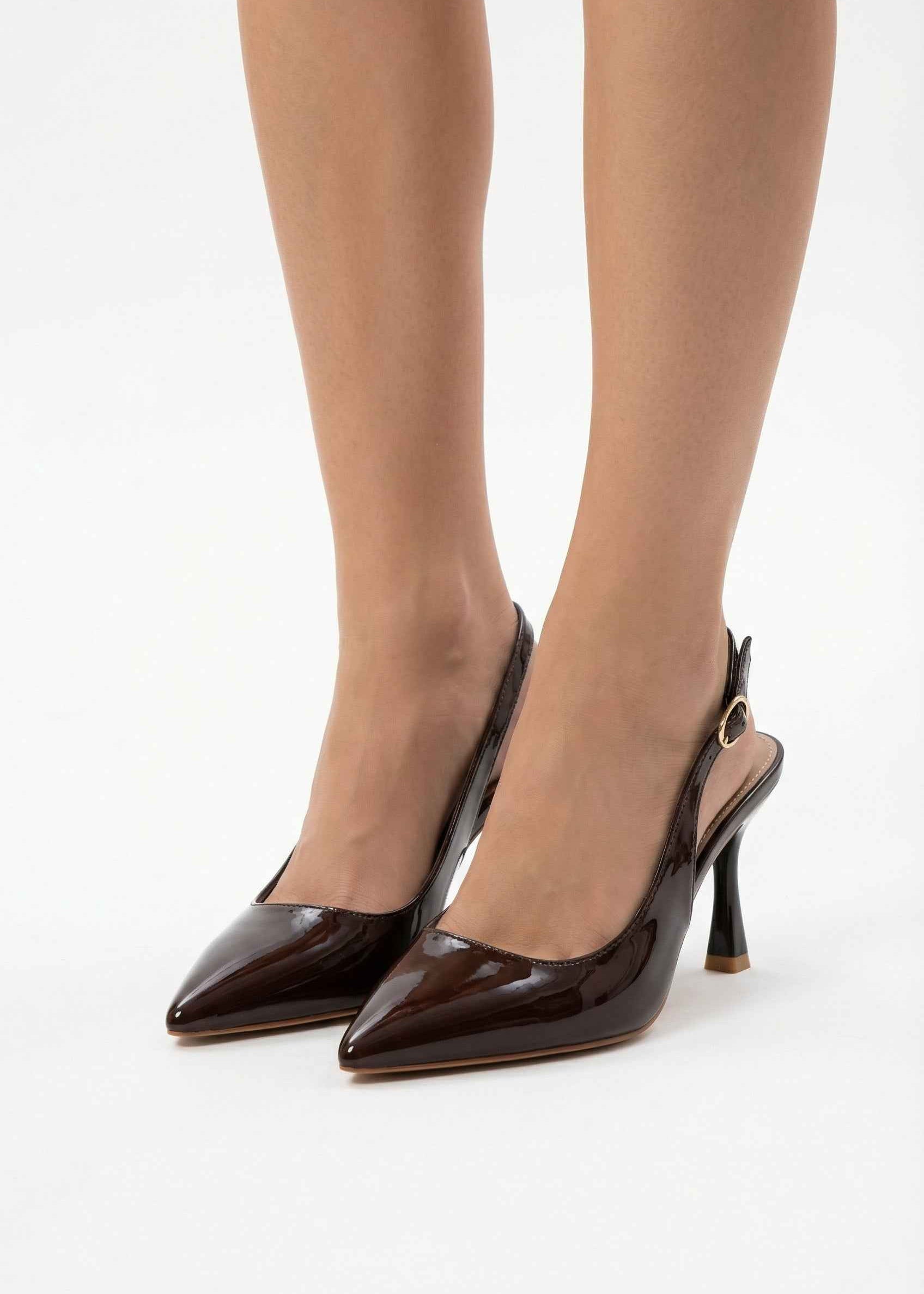 Smeđe sandale na tanku petu