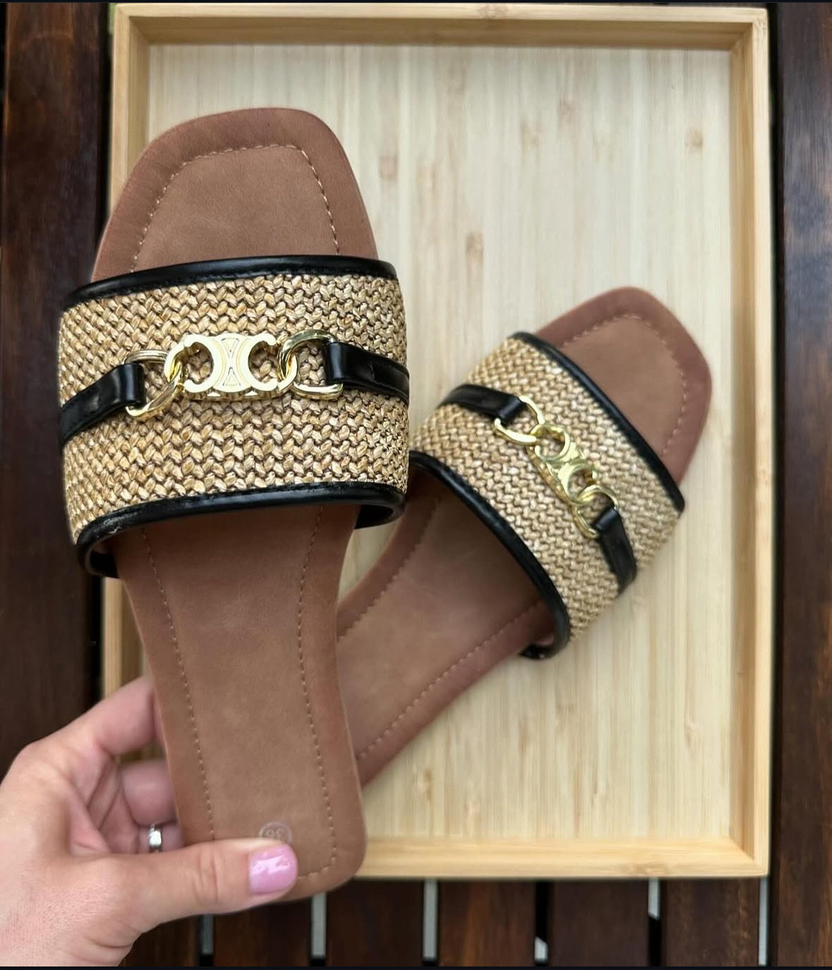 Black flat slippers