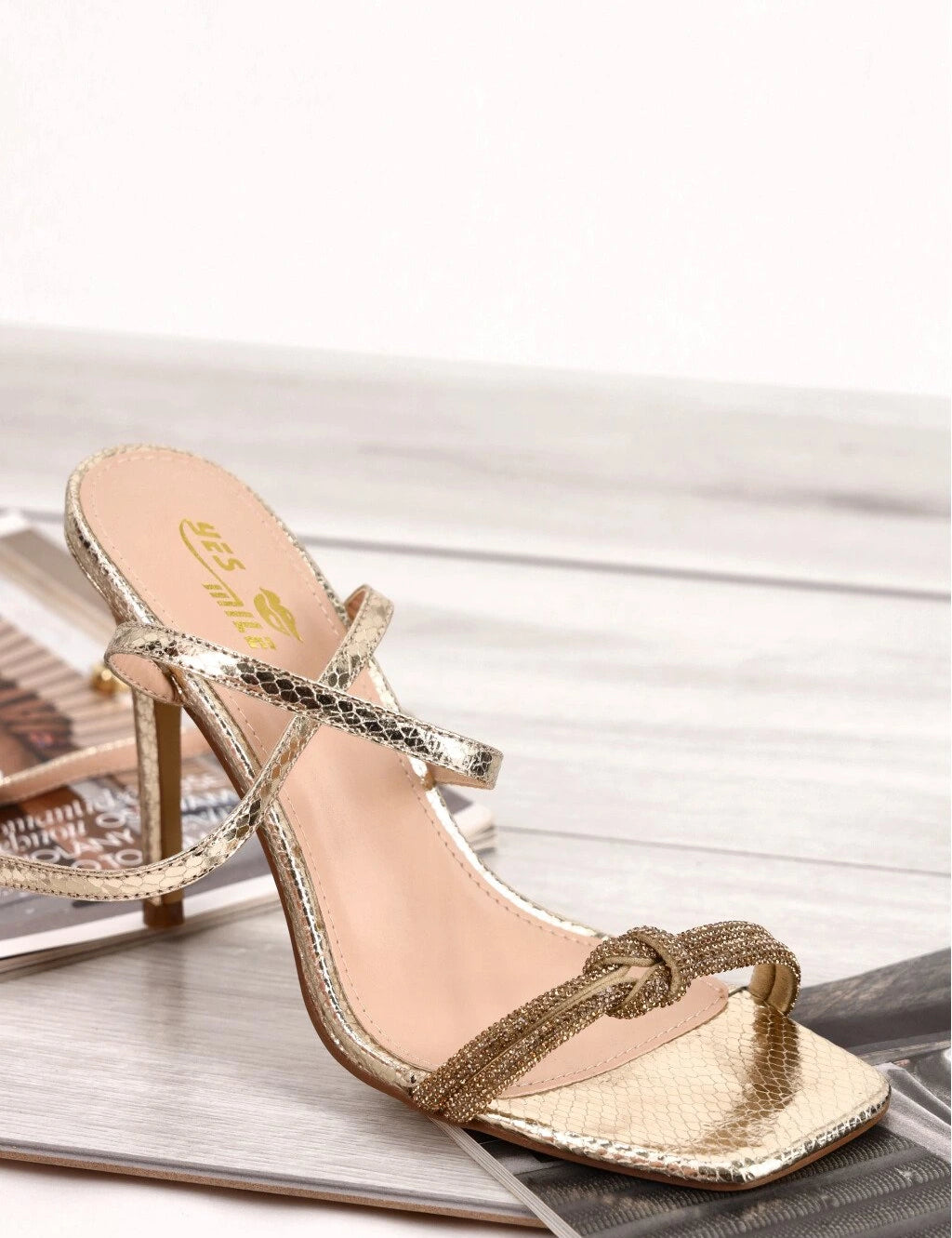 9266_zlate-damske-sandale-na-podpatku-yes-1965-1-lt-gold-4_36af031d-2f30-4655-8745-57f873a81d24.webp