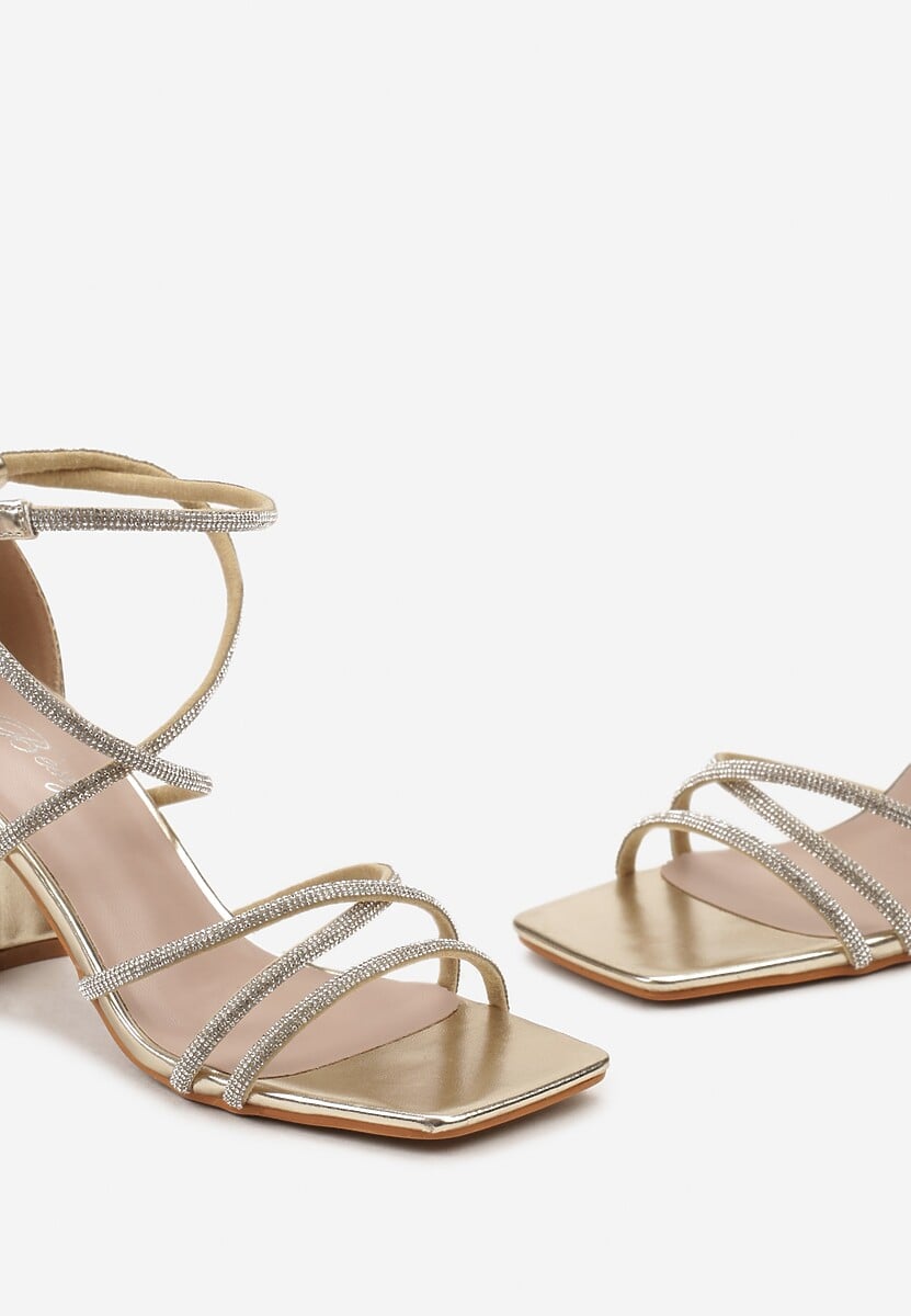 Goldene Sandalen mit Blockabsatz