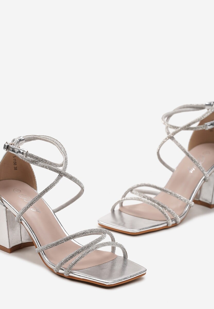 Silberne Sandalen mit Blockabsatz