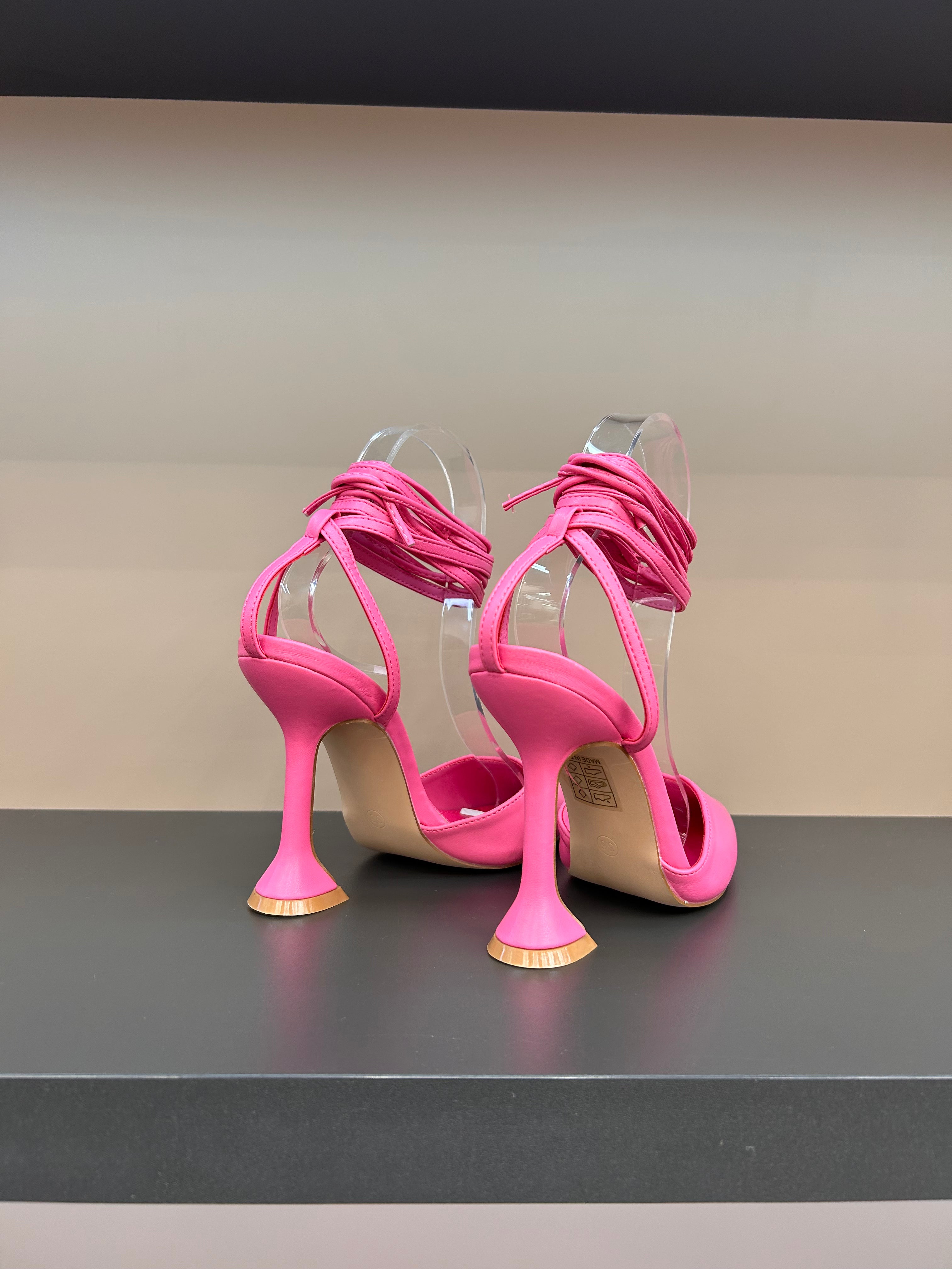 Fuchsia sandale na tanku petu