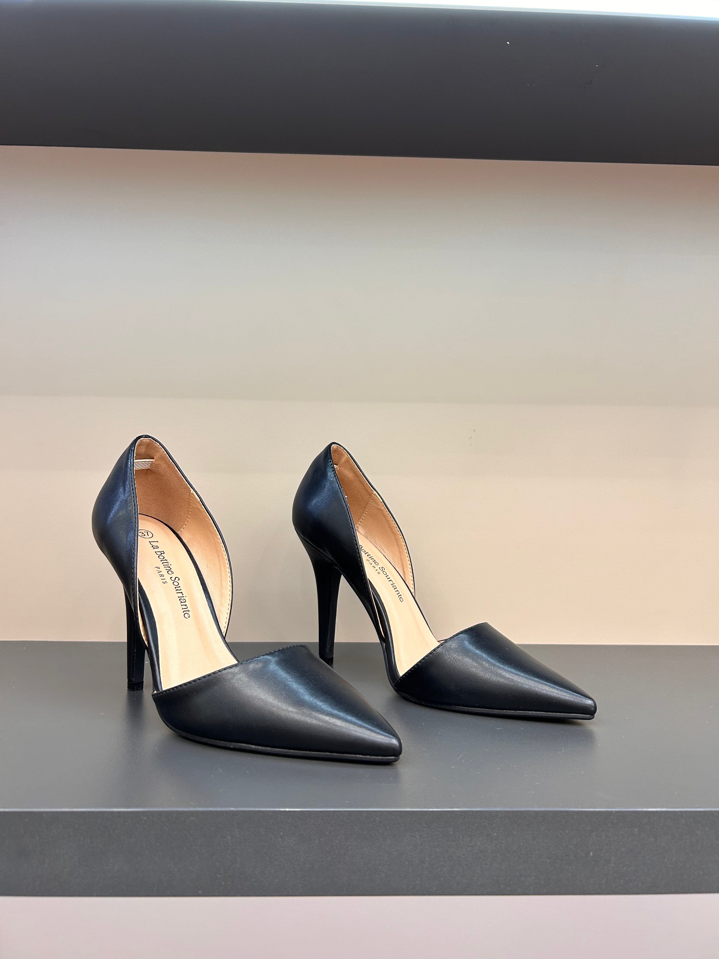 Beigefarbene Lounge-Schuhe mit dünnem Absatz