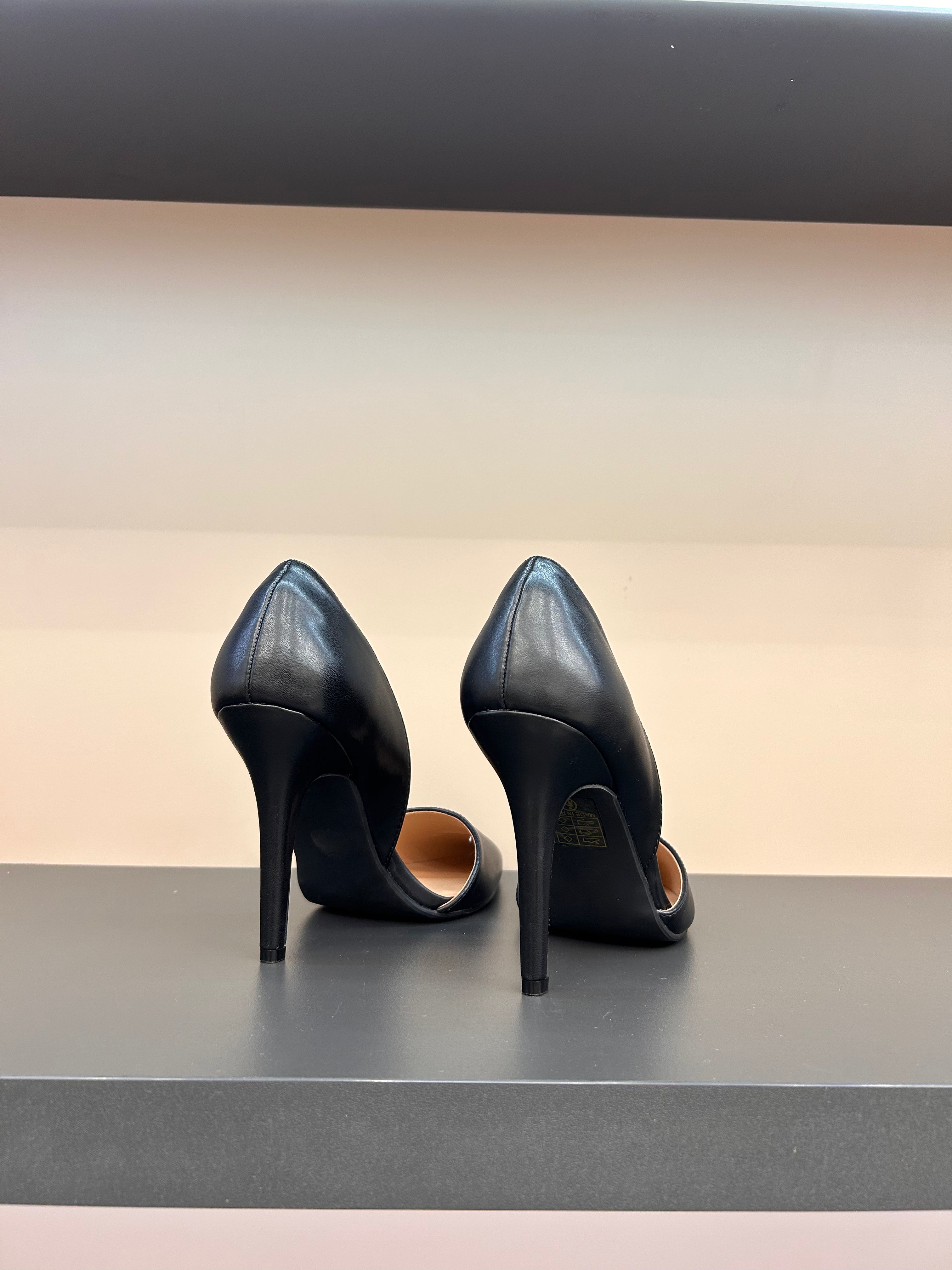 Beigefarbene Lounge-Schuhe mit dünnem Absatz