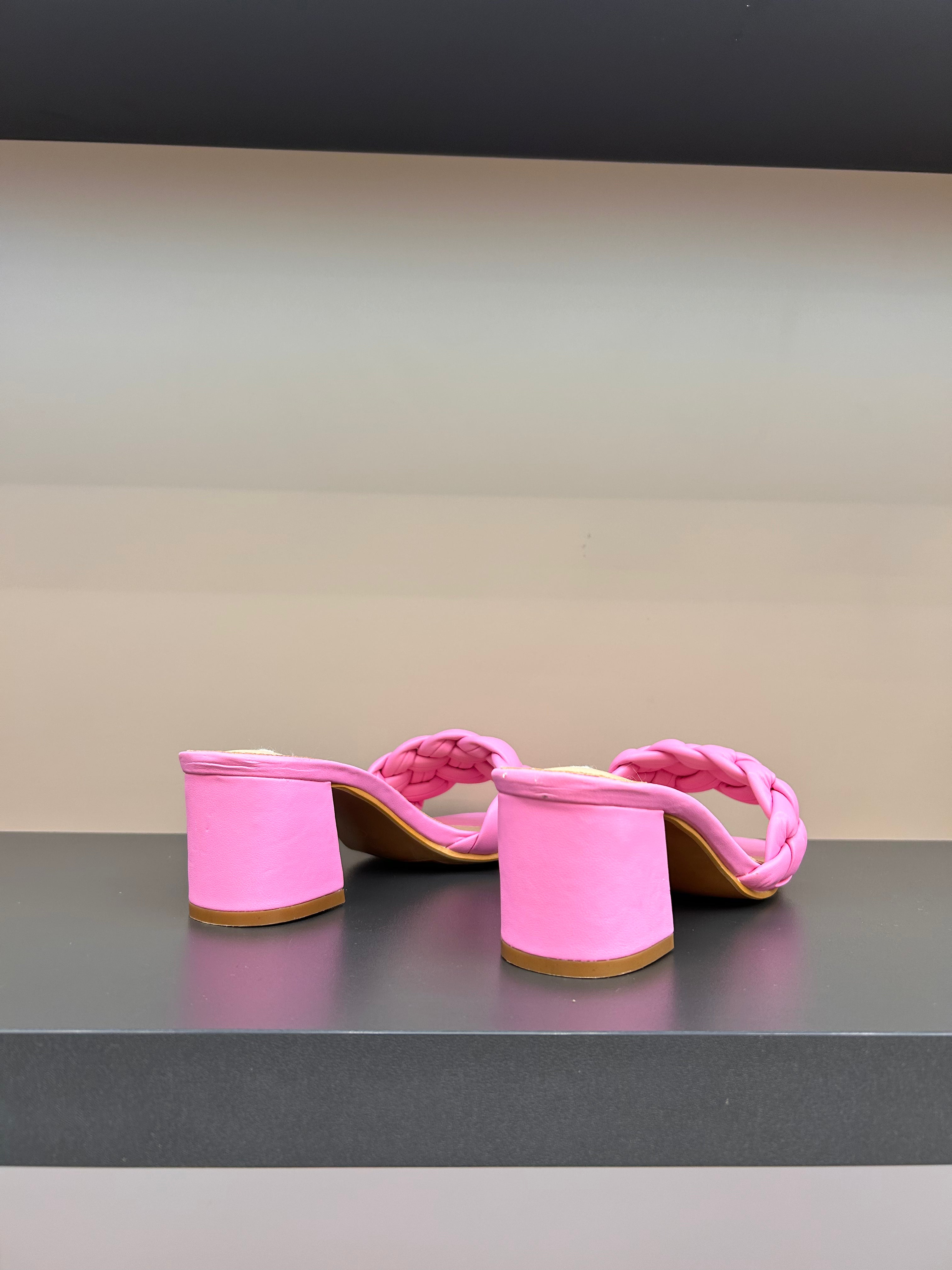 Pink sandale na blok petu