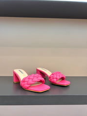 Fuchsia sandale na blok petu