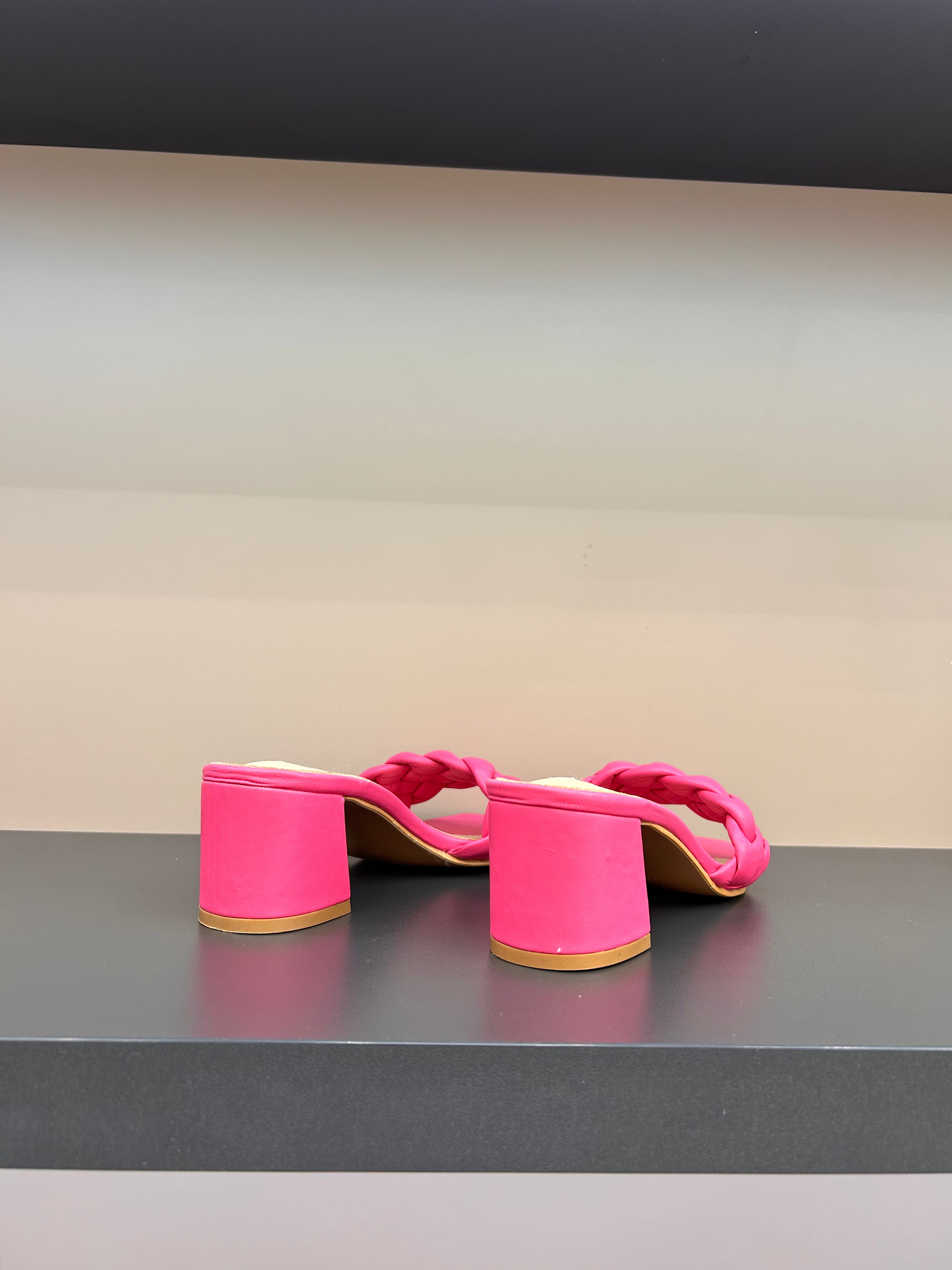 Fuchsia sandale na blok petu
