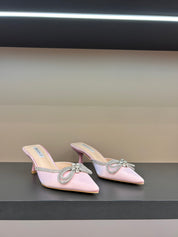 Pink sandale na tanku petu