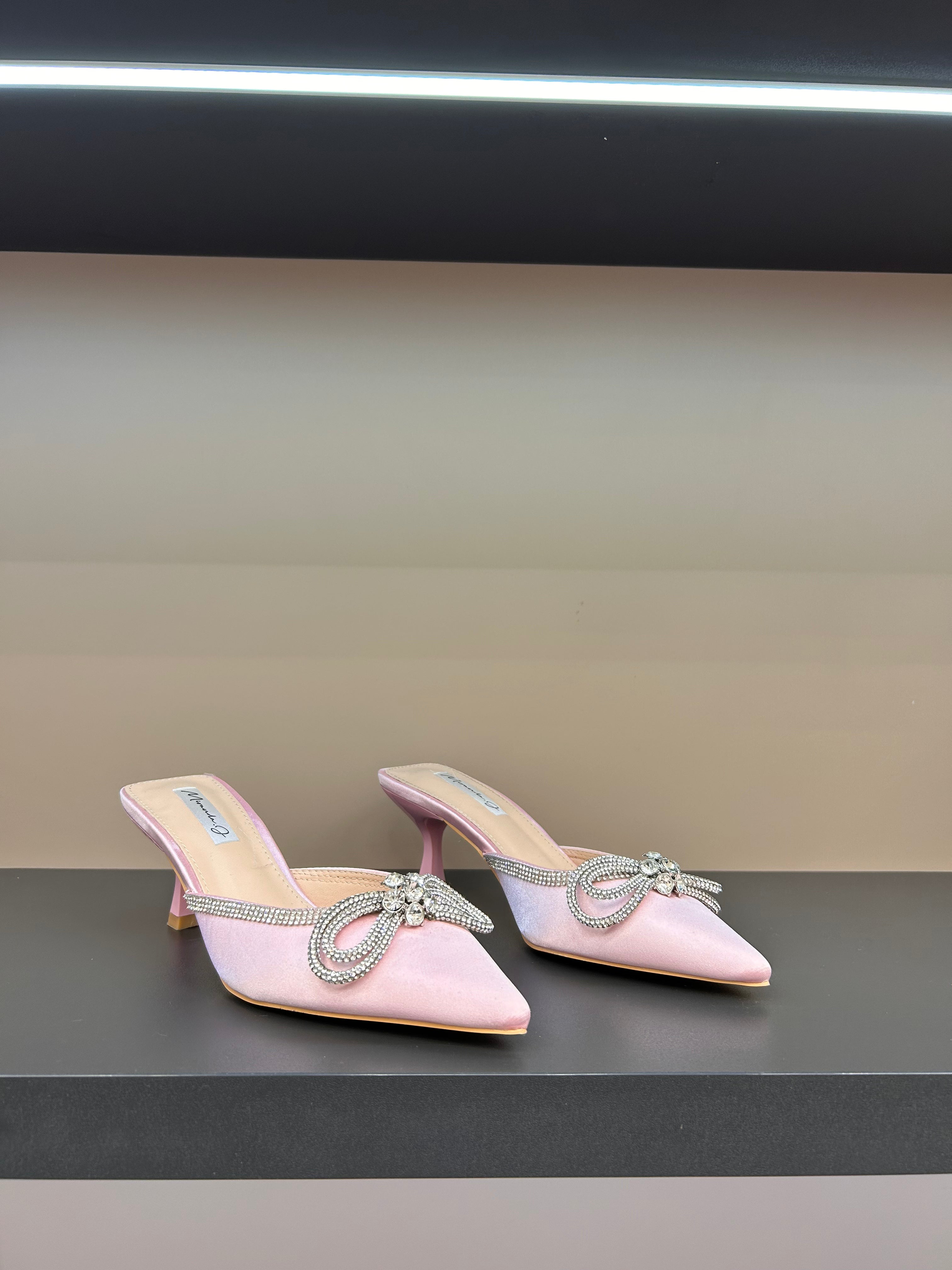 Pink sandale na tanku petu