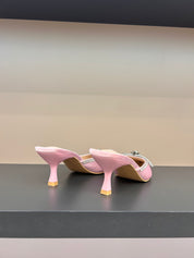 Pink sandale na tanku petu