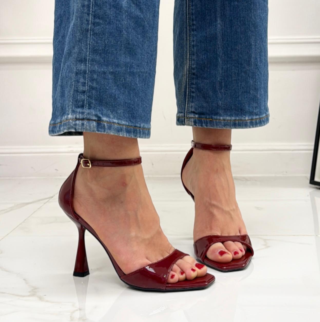 Burgundy sandals with thin heels 