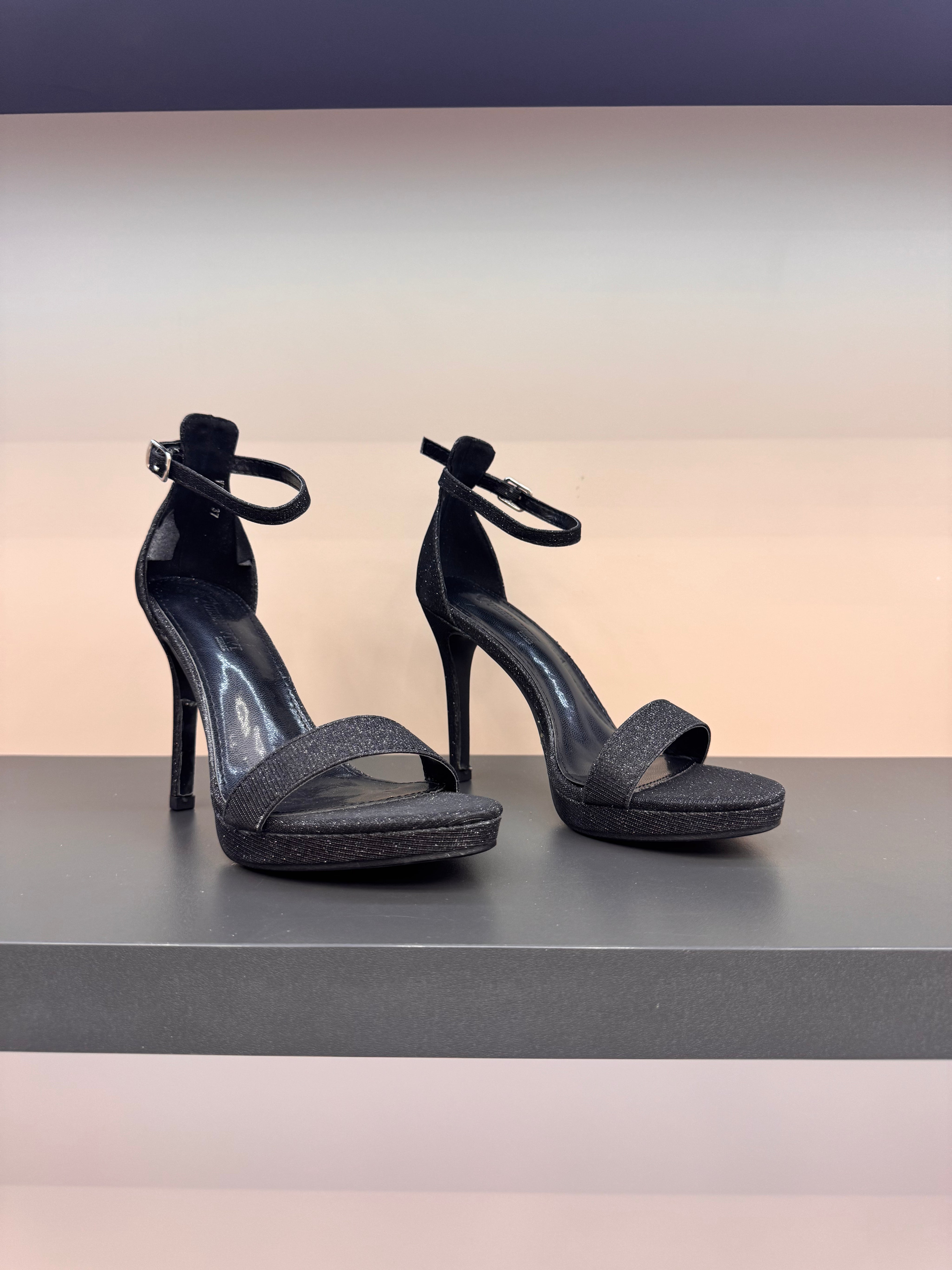 Gold sandals on a thin heel