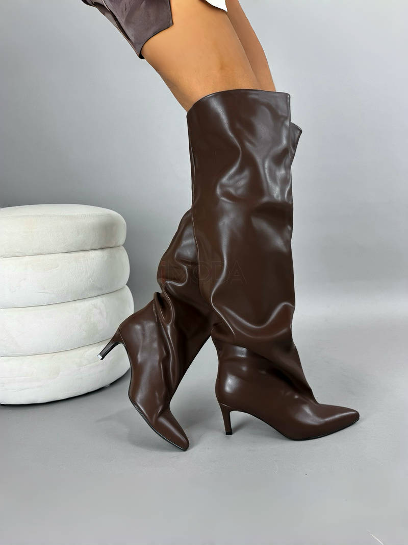 Smeđe visoke čizme na tanku petu