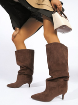 Smeđe brušene čizme na tanku petu