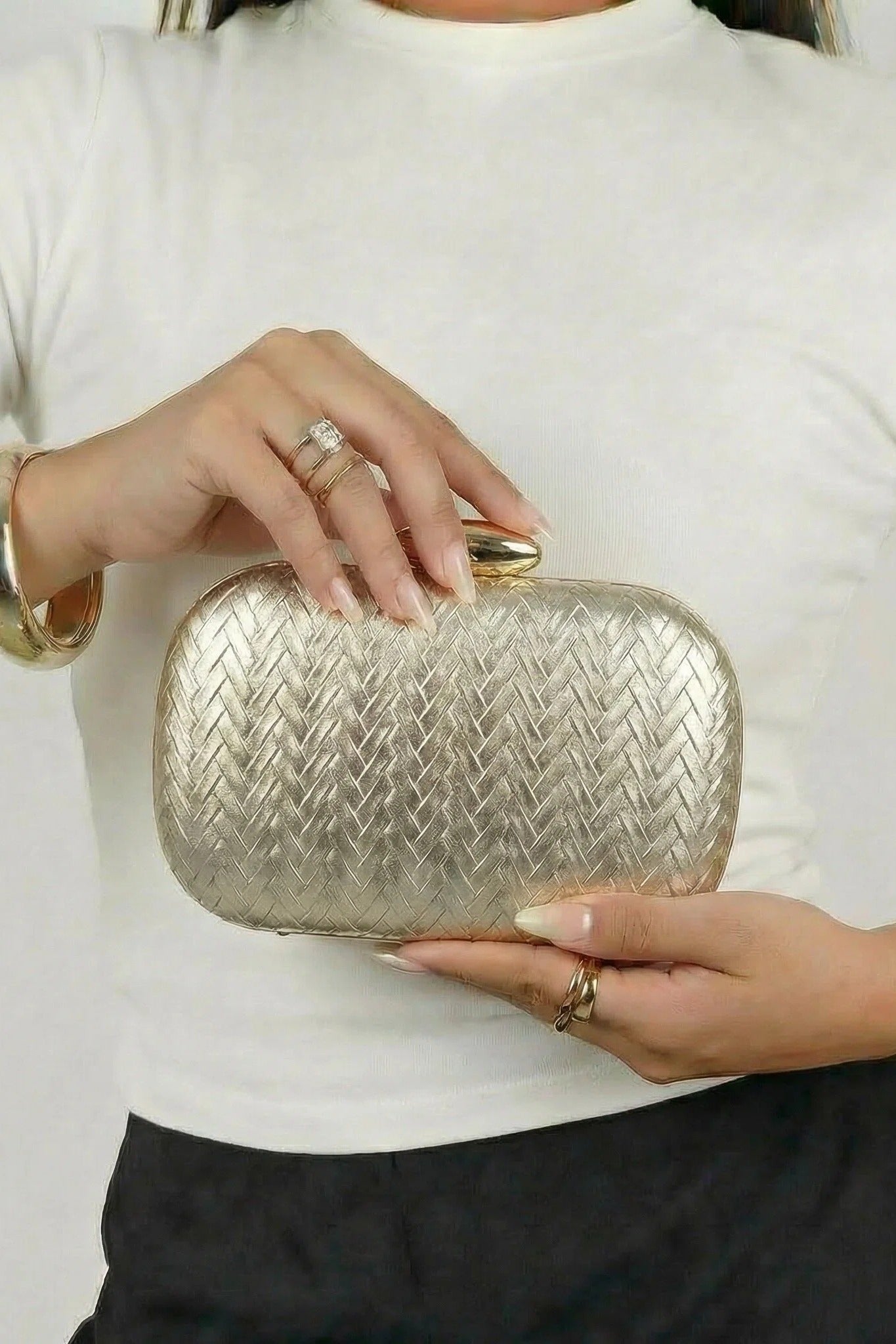 Zlatna večernja torbica