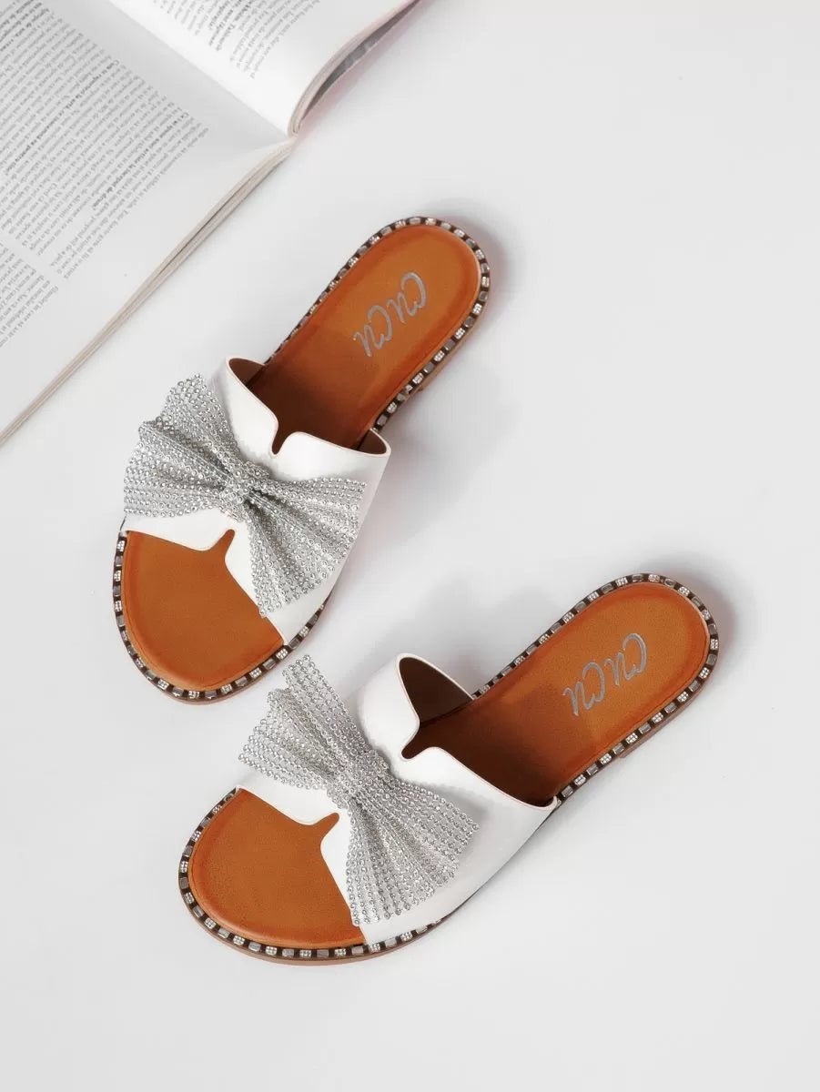 Beige flat slippers
