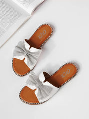Beige flat slippers