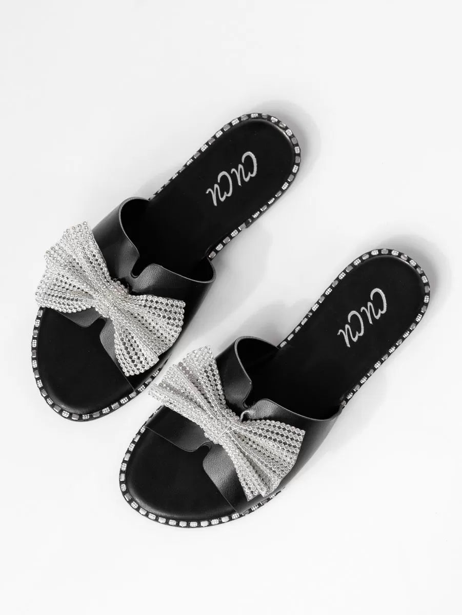 Beige flat slippers