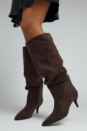 Smeđe brušene čizme na tanku petu