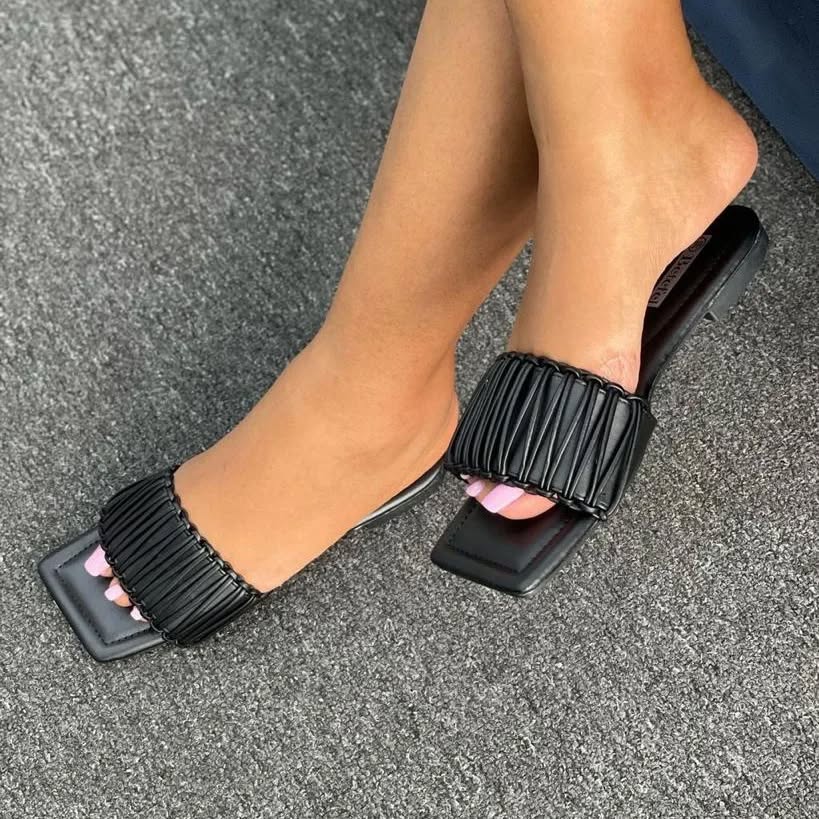 Black flat slippers