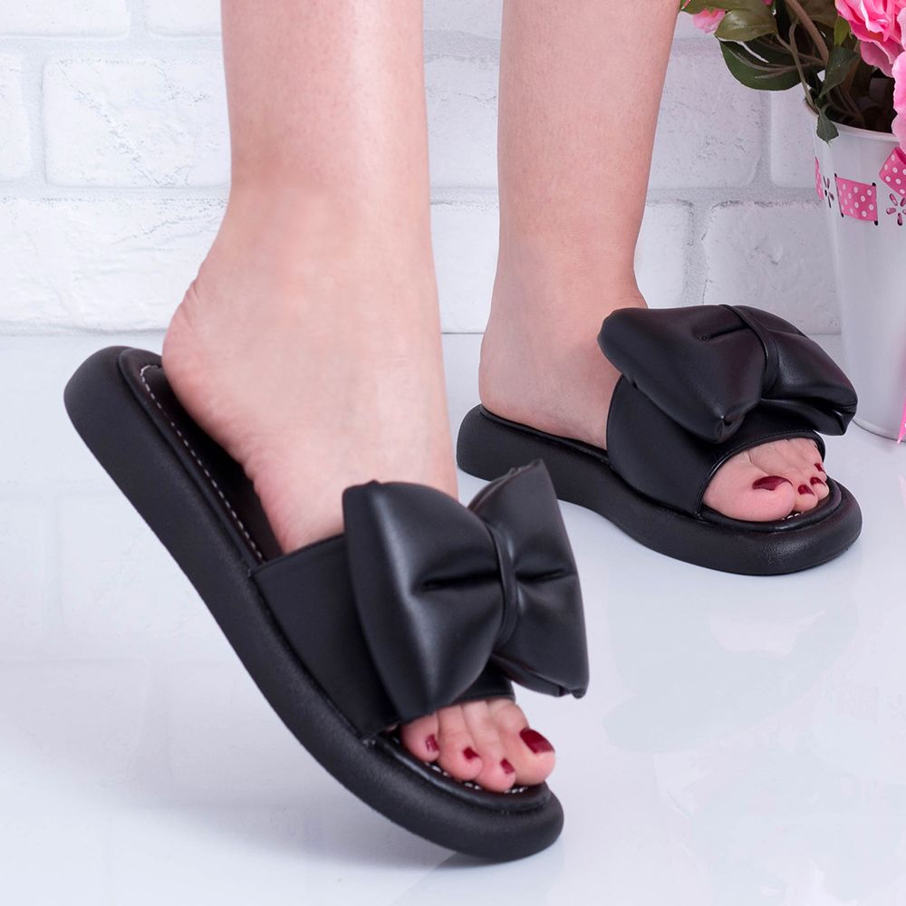 Black flat slippers