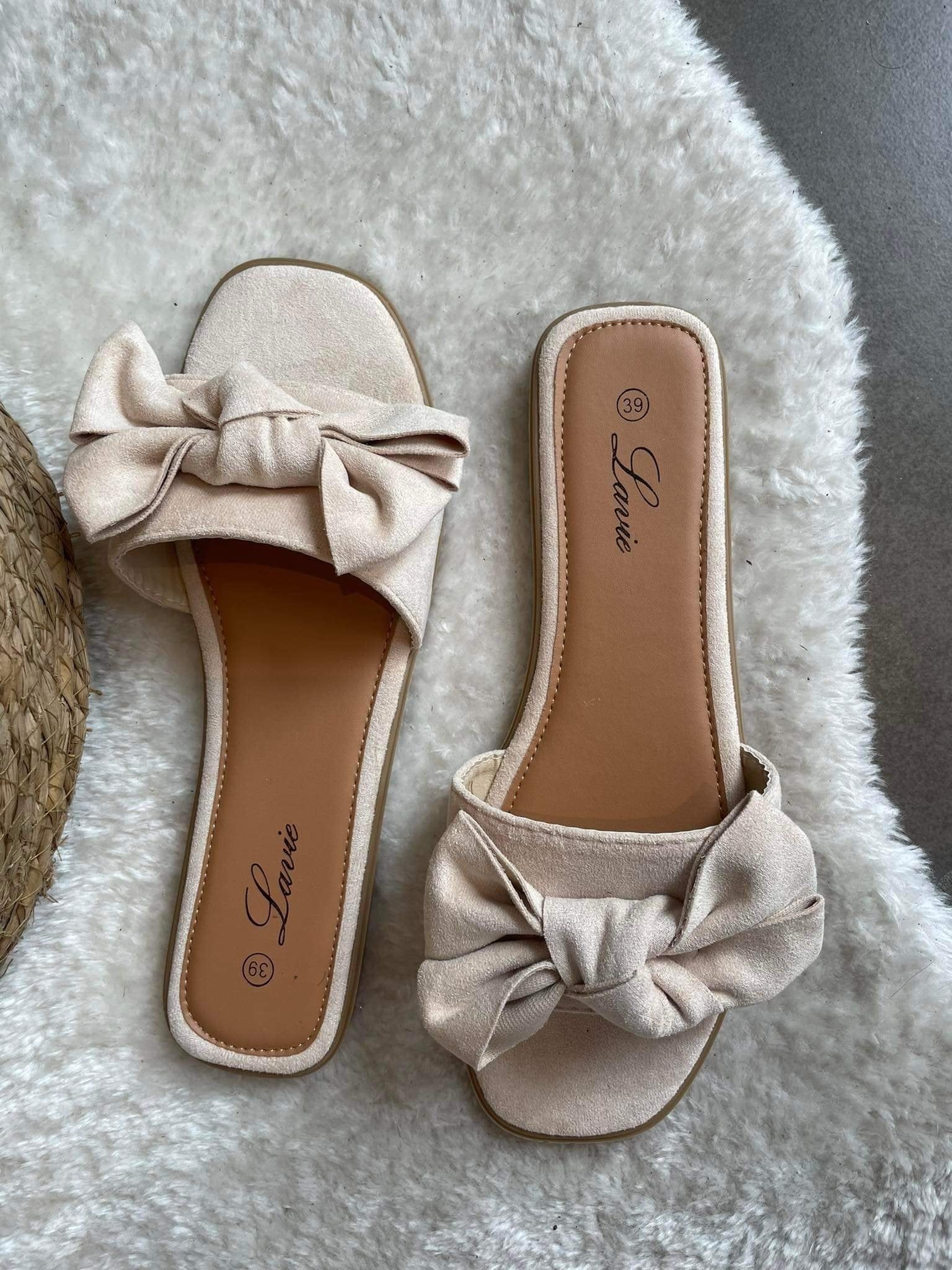 Beige flat slippers
