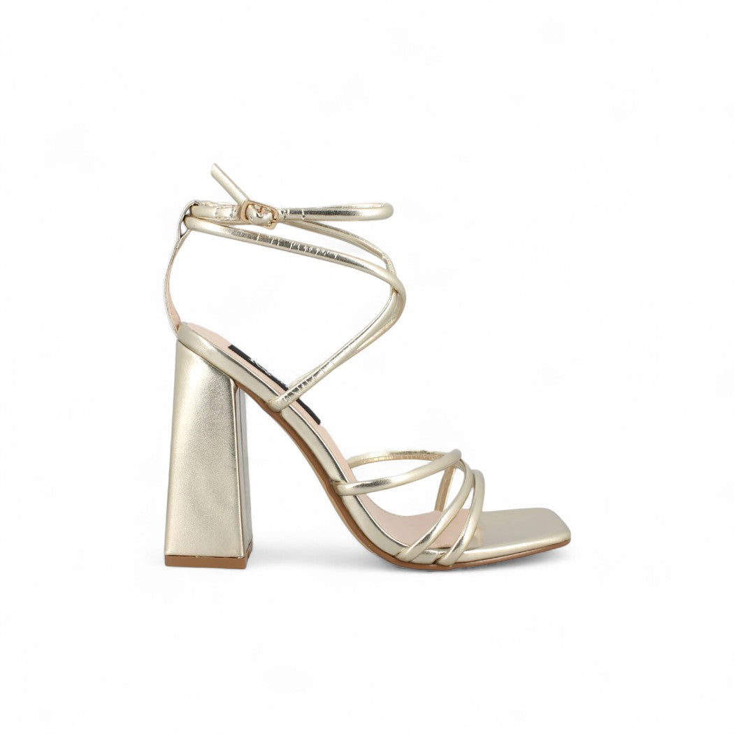 iqshoes-104-v2a-l6968-2-gold-xryso-gynaikeio-pedilo-me-lourakia-1-Photoroom.jpg