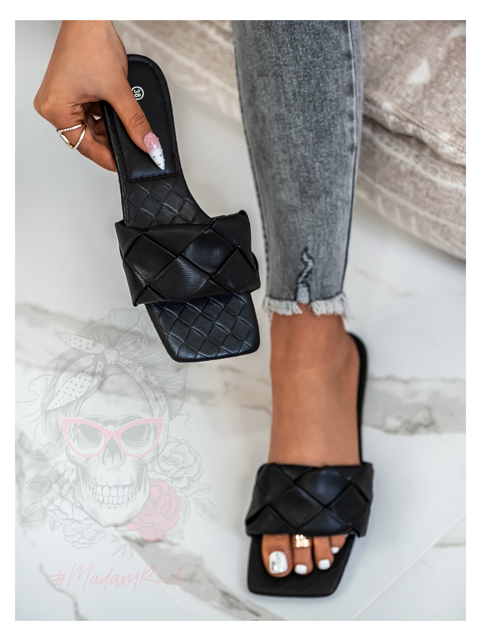 Black flat slippers