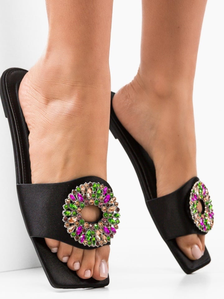 Black flat slippers