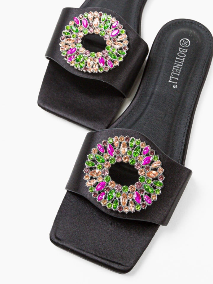 Black flat slippers