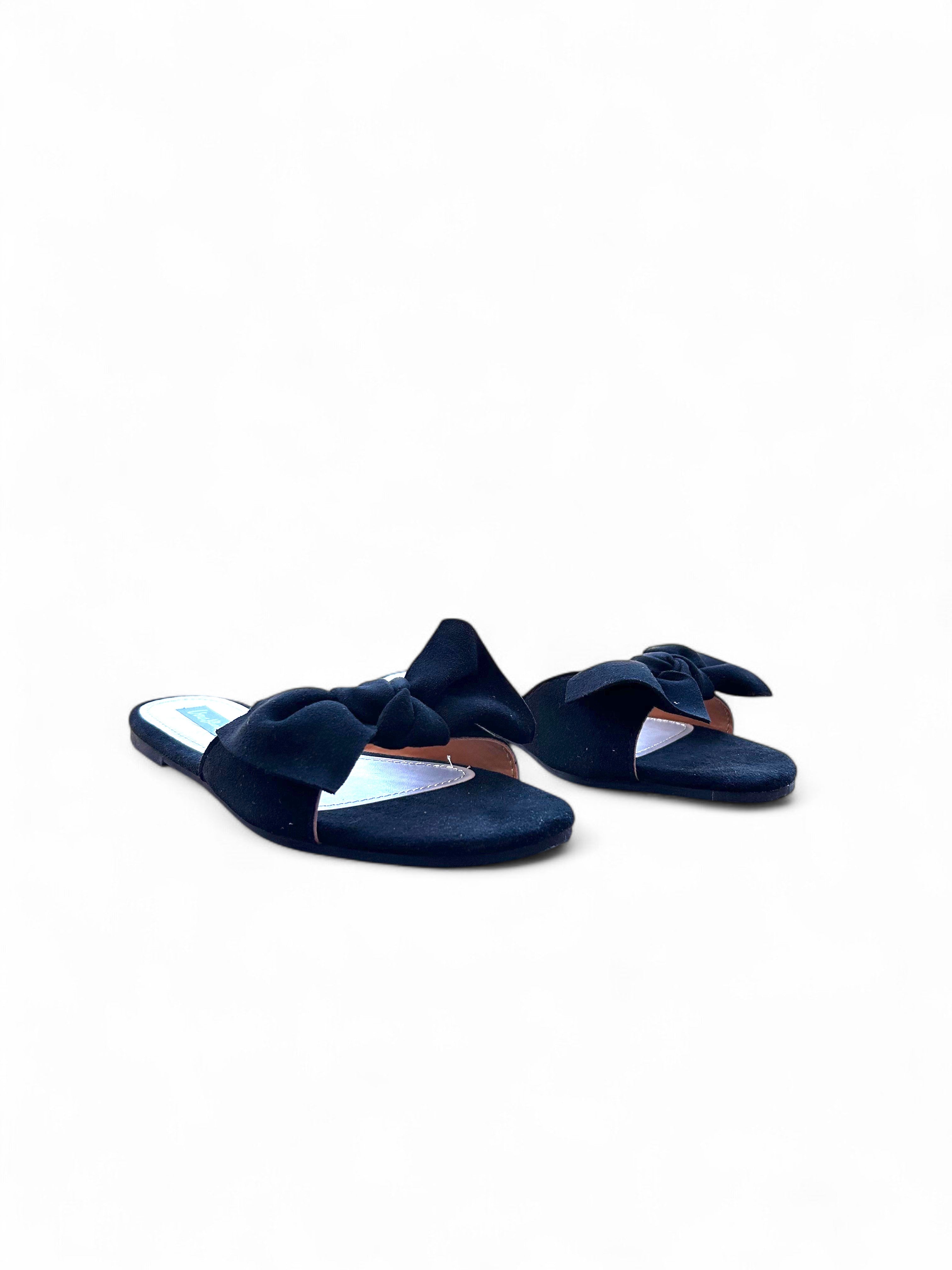 Black flat slippers
