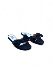 Black flat slippers