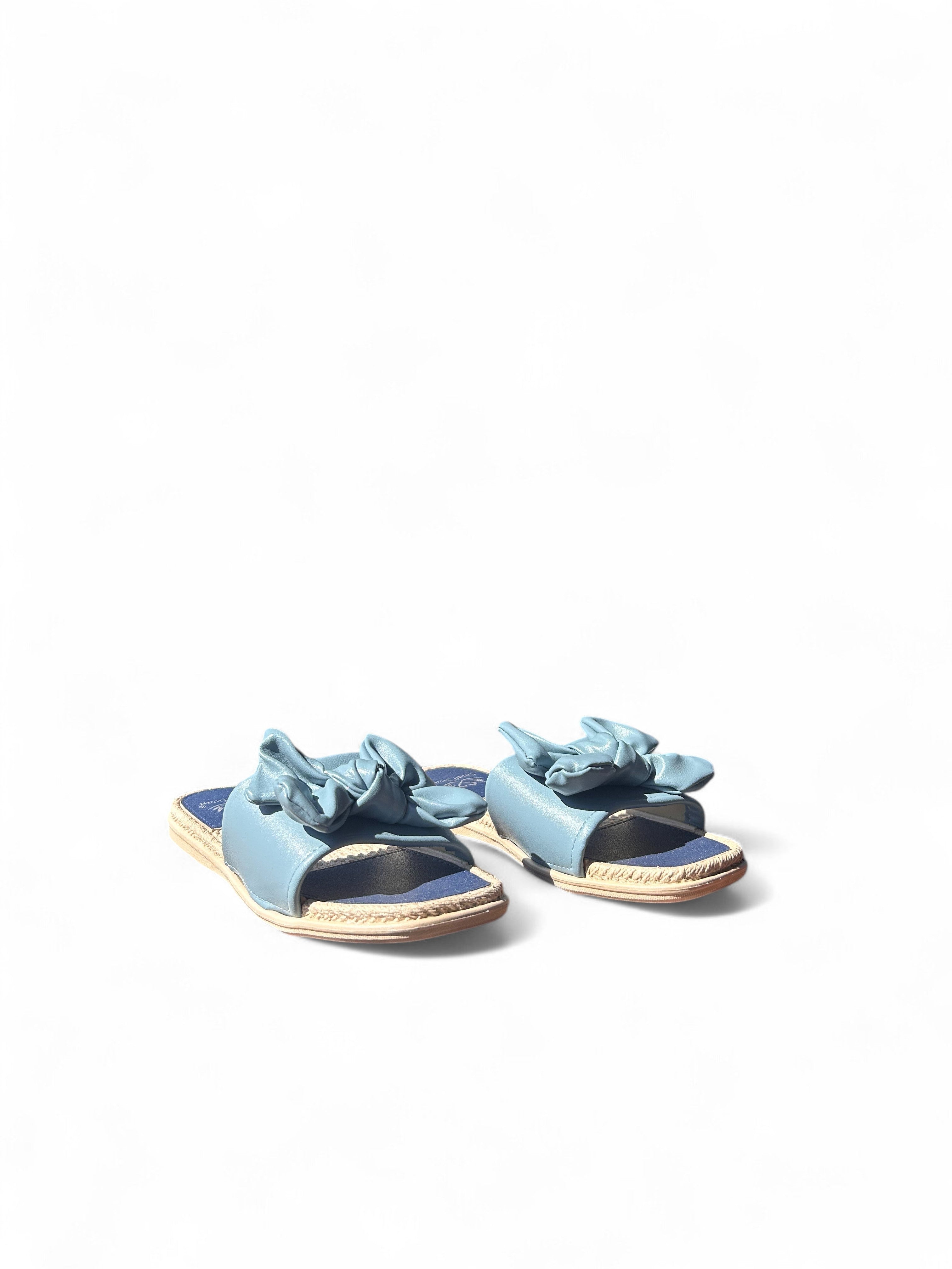 Black flat slippers