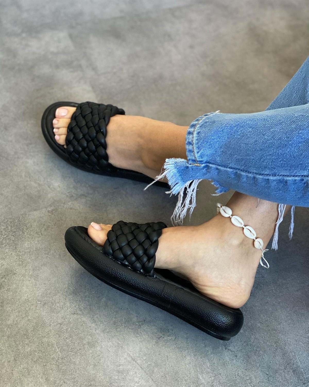 Black flat slippers