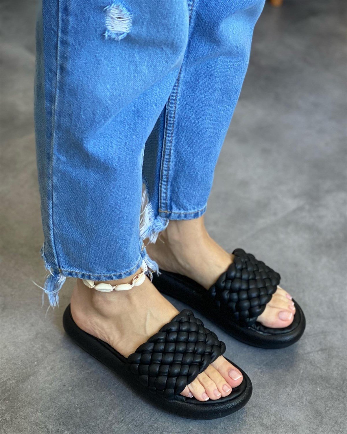 Black flat slippers
